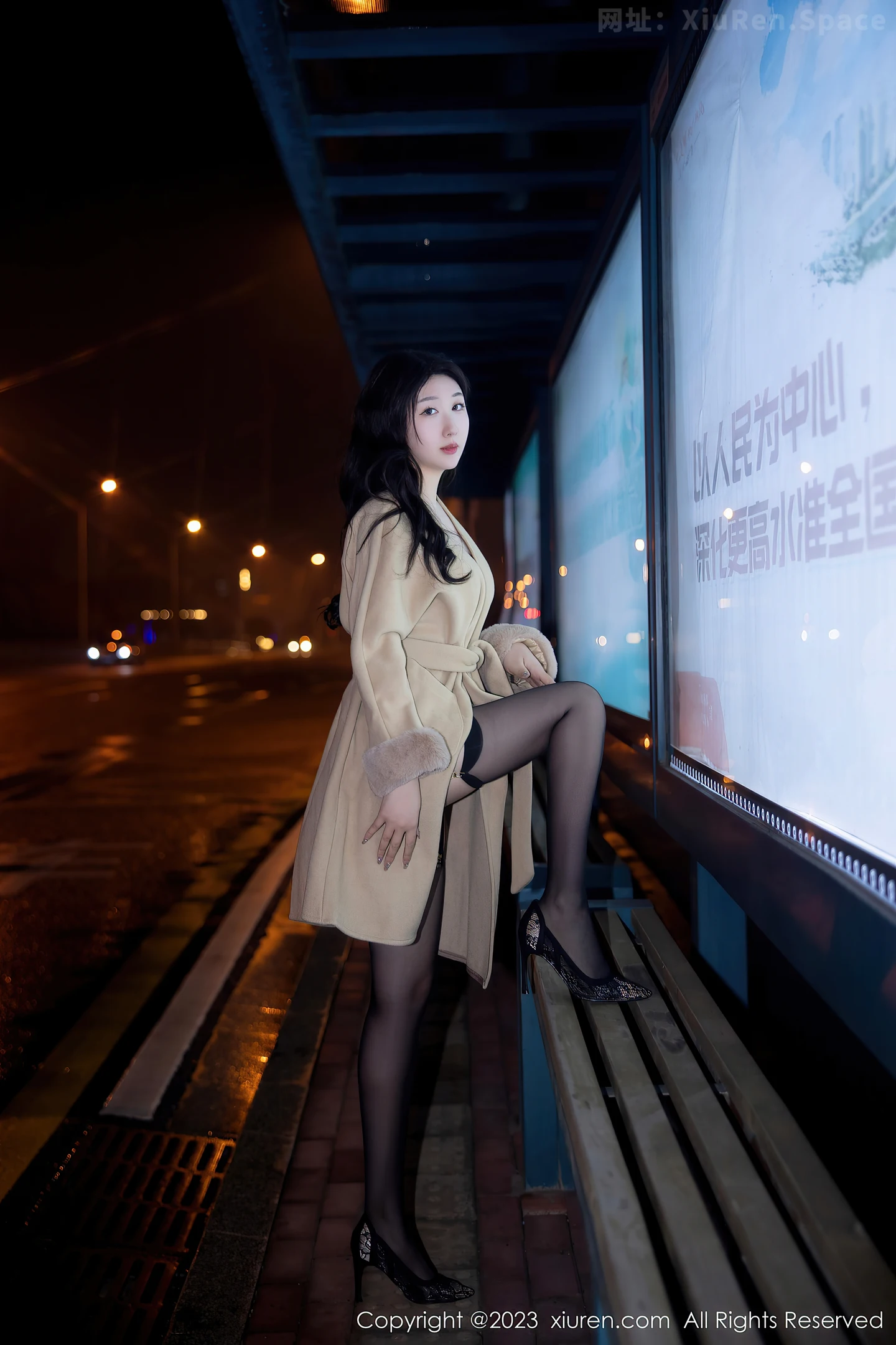 图片[2]-[XiuRen秀人网]2023.03.16 VOL.6424 江真真 米色风衣与白色透视情趣内衣加黑丝美腿性感私房写真集-秀人网官方网站